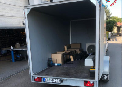 Kälte-FM-Auto mit Panasonic-Anhänger steht auf unserem Grundstück, bereit zur Abfahrt zur Azubimesse 2023 in Koblenz