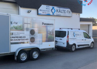 Kälte-FM-Auto mit Panasonic-Anhänger steht auf unserem Grundstück, bereit zur Abfahrt zur Azubimesse 2023 in Koblenz