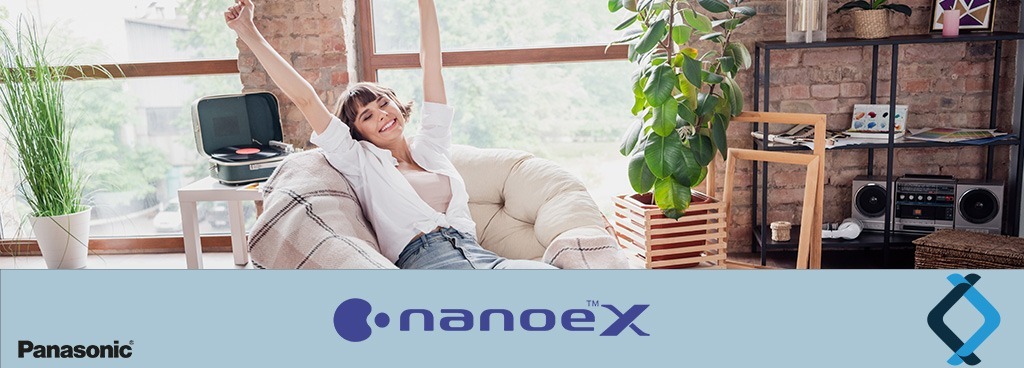 Frau in gemütlicher Atmosphäre zuhause, streckt sich bequem. Logos von Panasonix, nanoe-x-Technologie und Kälte-FM sind im Vordergrund.